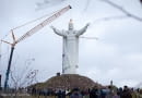 06.11.2010 SWIEBODZIN , MONTAZ NAJWIEKSZEGO NA SWIECIE POMNIKA CHRYSTUSA KROLA , GLOWA POSTACI CHRYSTUSA PODNOSZONA PRZEZ PONAD 700-TONOWY DZWIG . FOT. SEBASTIAN RZEPIEL / AGENCJA GAZETA