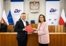 Dokument z rąk marszałek Senatu Małgorzaty Kidawy-Błońskiej odebrał w imieniu Instytutu Adrian Musiał, prezes Instytutu Wzornictwa Przemysłowego (IWP).