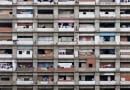 Wertykalna Fawela - wieżowiec Torre David w Caracas, przykład architektury powstającej spontanicznie w oparciu o relacje międzyludzkie.