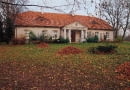 Odnowiony, zabytkowy dwór w Piekarach