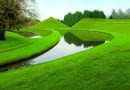 Wśród pagórków zwanych Ślimakami błyskają stawy o niezwykłych kształtach zaprojektowane przez Maggie Keswick