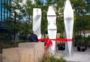 Nowa rzeźba Krzysztofa Renesa przed biurowcacmi .KTW