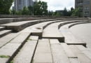 Meble miejskie wkomponowane w skarpę betonowego amfiteatru
