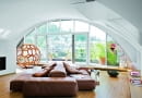Pod kolebkowym sufitem salonu sofa Extrasoft Piero Lissoniego (Living Divani). Ażurowa struktura to wykonana z drewna huanghuali rzeźba 'Divine proportion' chińskiego artysty Ai Weiwei`a.