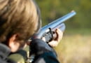 Celując do tarczy można niechcący trafić człowieka lub zwierze