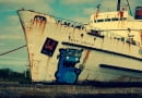 Wrak Duke of Lancaster jest znacznie ciekawszym tłem dla twórców street artu niż boczne uliczki wielkich miast i hale garażowe.