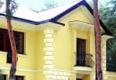 Na zwykłej elewacji często wprowadza się dodatkowe podziały architektoniczne lub stosuje się detale dekoracyjne