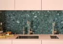 Meta Square w kolorze Brushed Champagne (22-karatowe złoto) jako bateria jednouchwytowa z boczną dyszą płuczącą (z lewej i prawej strony). Pośrodku armatura pojawia się jako kran barowy.