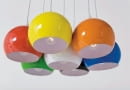 To już wyraźny trend w projektowaniu lamp: od sufitu zwiesza się kilka sznurków zakończonych mniejszymi bądź większymi kulkami-kloszami. Najwięcej jest białych, ale znajdziemy też srebrzyste i bajecznie kolorowe. <BR > Oświetlenie. Kolorowe kule rozweselą każde wnętrze. Lampa Calotta Colore 7, cena 449 zł; projekt Kare Design; 9ninedesign.pl