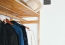 Kanał wentylacyjny z dala od drzwi. Taka lokalizacja gwarantuje dobrą wymianę powietrza w całym pomieszczeniu.