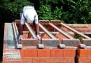 Układanie stropu ceramicznego, etap 3. Drążenia czołowych powierzchni pustaków skrajnych (układanych jako pierwsze) zamyka się zaprawą.