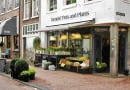 HOLANDIA , HAARLEM , KWIACIARNIA - KWIATY CEBULOWE DONICZKOWE I CIENTE DEKORUJA WYSTAWE KWIACIARNI OD STRONY ULICY FOT. AGNIESZKA ZAKRZEWSKA PUBLIKACJA BUKIETY NR 1 (56) - WIOSNA 2012 SLOWA KLUCZOWE: KWIAT ROSLINA OGRODNICTWO ULICA HANDEL ZDJĘCIE DO WKŁADKI: PUBLIKACJA BUKIETY NR 1 (56) - CZASOPISMA