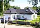 Widok domu od strony ulicy. Budynek jest realizacją projektu gotowego