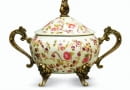 Odświętna czy codzienna? Najlepiej mieć przynajmniej dwie. Na różne okazje. <BR >OZDOBNE CUKIERNICE. Porcelana, brąz i mosiądz, 139 zł, sprzedaż: artdecor24.pl