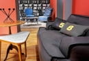 Wiele współczesnych mebli stylizowanych na lata 60. wykonuje się ze znacznie szlachetniejszych materiałów niż w owym czasie. Przykładem są te obite skórą kanapy.