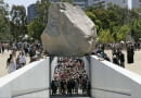 Ten granitowy głaz stał się jednym z największych i najcięższych dzieł sztuki w historii. Autorem instalacji "Levitated Mass" jest Michael Heizer, znany z wielkich rzeźb, które umieszcza w krajobrazie
