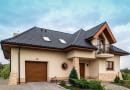 Przykład dachu z blachodachówki (Kron, BLACHY PRUSZYŃSKI): blacha dwustronnie ocynkowana z powłoką poliester mat gruboziarnisty, kolor grafitowy, cena netto - 24,50 za m2 całkowity.