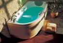 Wanna z hydromasażem to wciąż spory, ale za to jednorazowy wydatek. Dzięki niej osoby stosujące zabiegi hydroterapii ze względów zdrowotnych oraz kochające kąpiele mogą na co dzień korzystać z dobroczynnego działania wody, nie płacąc za każdy seans. <BR />WANNY. Mauritius, masaż wodny, sterowanie elektroniczne, 155 x 90 cm, cena od 8900 zł, prod. Victory Spa
