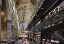 Księgarnia Selexyz Dominicanen. Architektoniczne sacrum czy profanum? Zamiast konfesjonałów półki z książkami. W takim kościele nikt nie będzie się nudził. Trzynastowieczna gotycka budowla z Maastricht zamieniona została w niezwykłą księgarnię. Metamorfozy dokonało holenderskie biuro Merkx + Girod. Zanim uczyniono z niszczejącego kościoła świątynię konsumpcji dokonano jego renowacji (Satijnplus Architecten), pamiętając by nowoczesny design wnętrza nie przysłaniał historii miejsca.