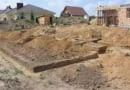 Wykop pod fundament. Ziemię z roślinami należy zwałować poza obszarem budowy