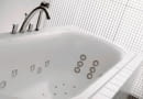 <b>Cetus</b><br> Villeroy & Boch<br> <li> prostokątna, owalna lub sześciokątna wanna z mieszanki akrylu i krzemu <li> wymiary 170x75 i 180x80 cm (prostokątna), 210x100 cm (sześciokątna), 175x75 i 190x80 cm (owalna) <li> pojemność od 140 do 215 l <li> 8 dysz wodnych i 8 powietrznych <li> w wyposażeniu dodatkowym m.in.: zabezpieczenie przed suchym rozruchem, odsysanie i osuszanie odpływu, oświetlenie podwodne, trzy intensywności i rodzaje masażu, wyciszenie pracy wanny <li> sterowanie pilotem <li> 5-letnia gwarancja na wannę, 2-letnia na system i roczna na pilota <li> można dokupić dysze i przelewy w kolorze złota (+ 30 proc. ceny), mosiądzu (+ 20 proc. ceny), matowego chromu (+ 20 proc. ceny) oraz białe (+ 15 proc. ceny), a do wanny sześciokątnej - czarny zagłówek cena: od ok. 3800 do ok. 10 700 zł (wanna) oraz ok. 15 000 zł (hydromasaż)