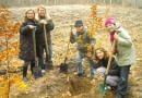Uczniowie i nauczyciele ze Szkoły Podstawowej nr 307 w Warszawie sadzą drzewa