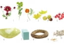 Materiały: 1. chryzantemy gałązkowe; 2. aksamitki (Tagetes); 3. liście klonu (Acer); 4. owoce kasztanowca (Aesculus); 5. rajskie jabłuszka; 6. szklana misa; 7. gąbka florystyczna; 8. słomiany wianek; 9. wykałaczki; 10. piasek