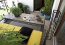 Mały balkon - widok ogólny. Meble balkonowe, bambusy na balkonie