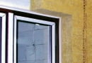 Styk okna montowanego przy zewnętrznej krawędzi muru powinno się całkowicie osłonić izolacją termiczną ściany