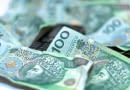 30.12.2009 LOMZA . BANKNOTY O NOMINALACH STO ZLOTYCH . POLSKIE PIENIADZE . FOT. JACEK BABIEL / AGENCJA GAZETA
