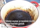 Przypalony garnek przed szorowaniem trzeba namoczyć albo włożyć do zamrażarki. Do wody do namaczania można dodać np. sodę oczyszczoną
