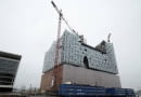 The construction site for the Elbphilharmonie (Philharmonic Hall), built by German construction company Hochtief, is pictured in downtown Hamburg, February 26, 2013. German builder Hochtief swung to a pretax profit in 2012 from a loss in the previous year, helped by one-time gains from asset divestments in Chile and Australia. Hochtief disclosed on Thursday a pretax profit of 546.4 million euros ($716.3 million), compared with a loss of 127 million in 2011. Its net profit reached 158.1 million euros in 2012, compared with a loss of 160 million in 2011. Picture taken February 26, 2013. REUTERS/Fabian Bimmer (GERMANY - Tags: BUSINESS CONSTRUCTION)
