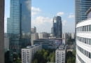 Z okien apartamentu będzie można dostrzec przemiany Warszawy: bloki mieszkalne z lat '60, współczesne, "szklane domy" i wkomponowaną zieleń podwórzy.