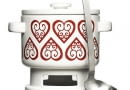 Składniki: butelka czerwonego wytrawnego wina, kilka goździków, dwie pomarańcze, rodzynki i kawałek kory cynamonowej. Dodatkowego smaczku dostarczą odpowiednie naczynia. <BR /> DO GRZANEGO WINA. Garnuszek z podgrzewaczem i chochelką, 129 zł, fide.pl