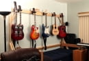 Kolekcja gitar, wieszak na gitary, DIY, mieszkanie kolekcjonera