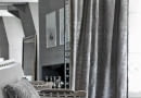 Zasłonę oraz poduszkę wykonano z tkaniny Eos. Bogaty barokowy wzór jest tylko o ton jaśniejszy od tła, dlatego wydaje się bardzo subtelny. Tak zaprojektowany materiał, mimo historycznego pochodzenia,świetnie sprawdzi się we wnętrzach współczesnych. Dostępny w pięciu wersjach kolorystycznych, Houles.