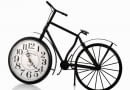 <B> Jego otwarcie ogłosili nie tylko zapaleni cykliści, ale również projektanci przedmiotów do domu. Widać to po meblach i dodatkach w formie rowerów lub ozdobionych ich motywem, które pojawiły się już w sklepach. </B><BR /> AKCESORIA: Zegar, metal, cena: 99 zł, home&you