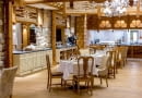 Część restauracyjna Kamienne filary pozostały z dawnego wnętrza Domu Turysty. Żyrandole wykonano na zamówienie. Największym atutem wnętrza są ażurowe dekoracje - wycinanki, w tradycyjne podhalańskie wzory.