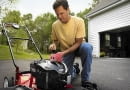 KOSIAREK SPALINOWYCH używamy najczęściej na dużych trawnikach. Jeśli o nie prawidłowo zadbamy, będą zużywać mniej paliwa. Na zdjęciu kosiarka spalinowa Briggs & Stratton.