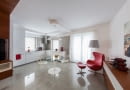 W salonie znajduje się kultowy fotel 'Egg' autorstwa Arne Jacobsena w ulubionym kolorze właścicielki - intensywnej czerwieni.