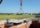 Układanie prefabrykowanej płyty żelbetowej za pomocą dźwigu