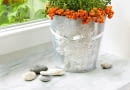 Parapet z lastryko o wzorze przypominającym plaster salcesonu to niezbyt elegancki element budowanych przed laty mieszkań. Wymiana jest kosztowna i kłopotliwa, proponujemy zatem prosty sposób na szybką zmianę jego wyglądu. Farba nałożona specjalną techniką z powodzeniem imituje bejcowane na biało drewno.