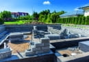 Tradycyjne fundamenty  pod budynki jednorodzinne mają najczęściej postać betonowych lub żelbetowych ław oraz ścian murowanych z bloczków betonowych