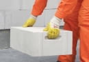 Beton komórkowy dostępny jest głównie w postaci bloczków mających zamki umożliwiające łączenie na pióro i wpust oraz uchwyty ułatwiające przenoszenie