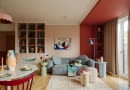 W tym mieszkaniu kolor nie jest dodatkiem, lecz pełnoprawnym bohaterem, który kreuje przestrzeń pełną emocji. Na zdjęciu niebieska sofa to model marki Optisofa, a stojąca niebieska lampa producenta Aldex. Na niebieskim stoliku ze sklepu Jotex wyeksponowano wazon Nana Malwiny Konopackiej. Honorowe miejsce nad sofą zajmuje obraz Agnieszki Pietrzykowskiej.