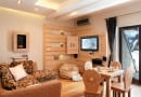 aranżacja wnętrz, drewno w domu, drewniane podłogi, salon