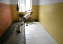 08.07.2011 BIALYSTOK , MIESZKANIE KOMUNALNE PRZY ULICY FABRYCZNEJ DLA SAMOTNEJ MATKI Z 5 DZIECI REMONTOWANE PRZEZ FIRME " ASKO " . FOT . AGNIESZKA SADOWSKA / AGENCJA GAZETA A SLOWA KLUCZOWE: REMONT SAMOTNA MATKA FIRMA ASKO ULICA FABRYCZNA REMONT MIESZKANIA W REMONCIE ZDJĘCIE DO WKŁADKI: A