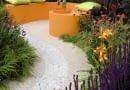 A vibrant courtyard garden designed to stimulate all the senses SLOWA KLUCZOWE: Bambus Beete Bepflanzung Crocosmia Echinacea Sundown Farben Feng Shui Gršser Hof Kissen Leinwand Lifestyle Mauern Phyllostachys nigra Sitzplatz Stadt Stahl Vogel Wege Wšnde anpflanzen ausgeschnitten ausschneiden bepflanzen bunt einpflanzen geschwungen grŁn klein krumm orange schwarz urban Hochformat