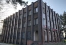 Budynek Dyrekcji Naczelnej Huty o urozmaiconej fasadzie, z obfitym użyciem cegły klinkierowej, jest najlepiej zachowanym przykładem stylu art déco w Stalowej Woli.