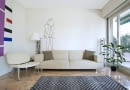 SLOWA KLUCZOWE: interno casa divano poltrona sedia nessuno arredamento mobili arredata apartamento abitazione tappeto arredo arredato pianta finestra lampada moderno design architettura moderna spazio detaglio cuscini sofa sala salotto